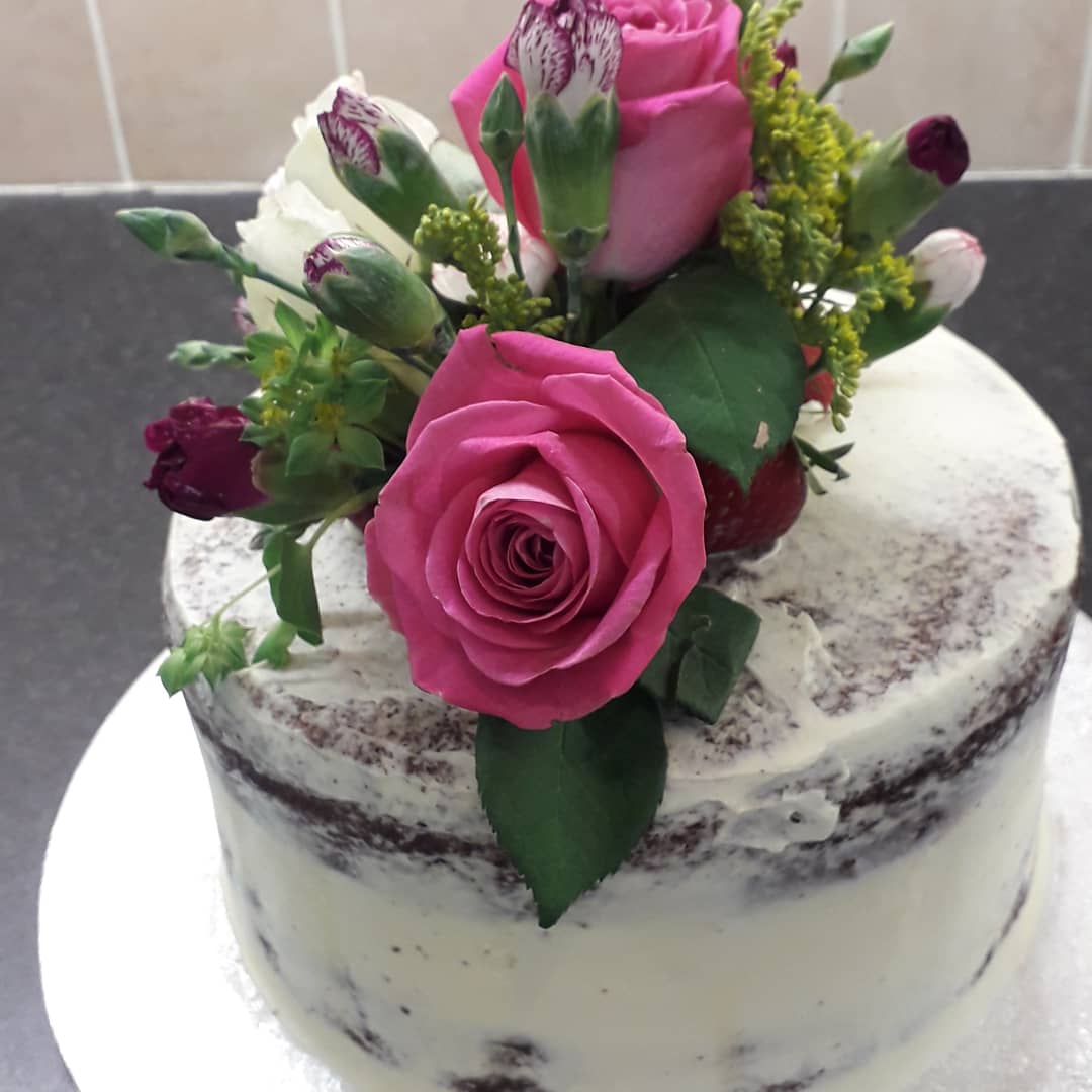 1 tier chocolate cake decorated with fresh flowers